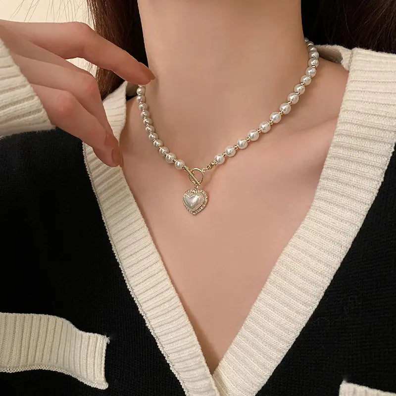 Collar de perlas de imitación con corazón